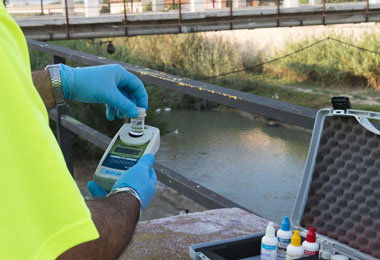 Un operario realiza un control analítico en terreno