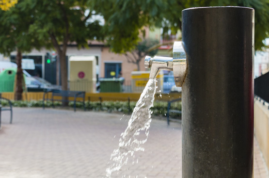 Fuente de agua potable en un parque